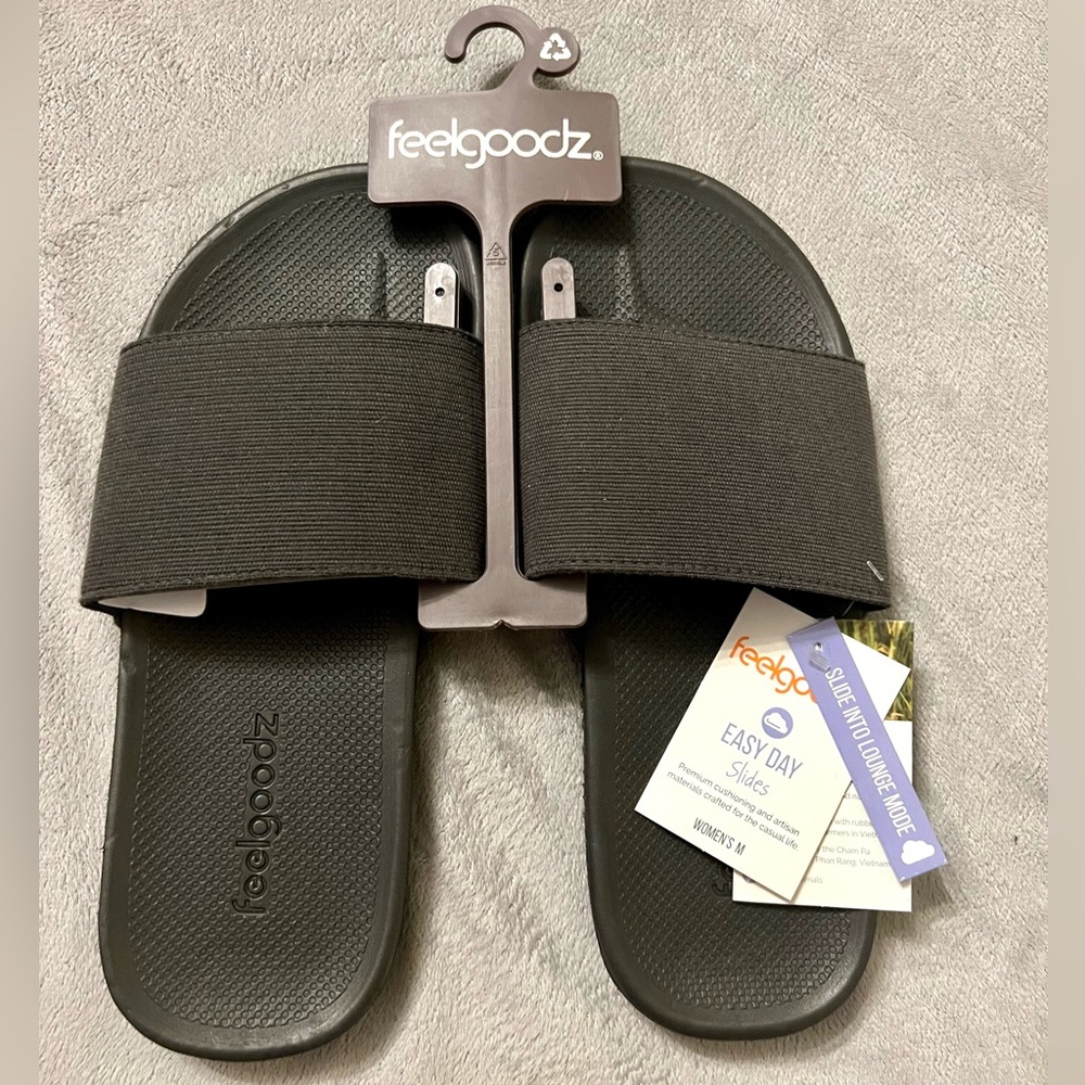 NWT Feelgoodz Flops, Medium Size 8-9, Charcoal
